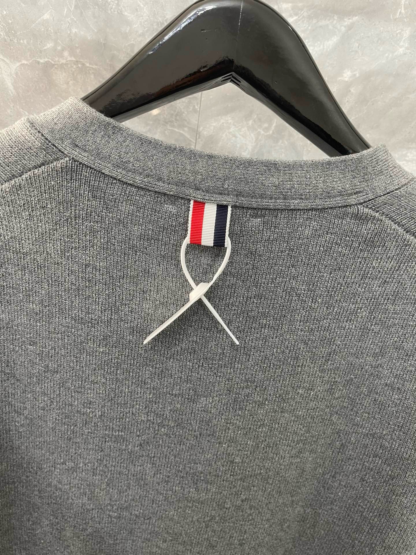 Thom Browne 톰브라운 TBV 사선완장 V넥 니트 가디건 8