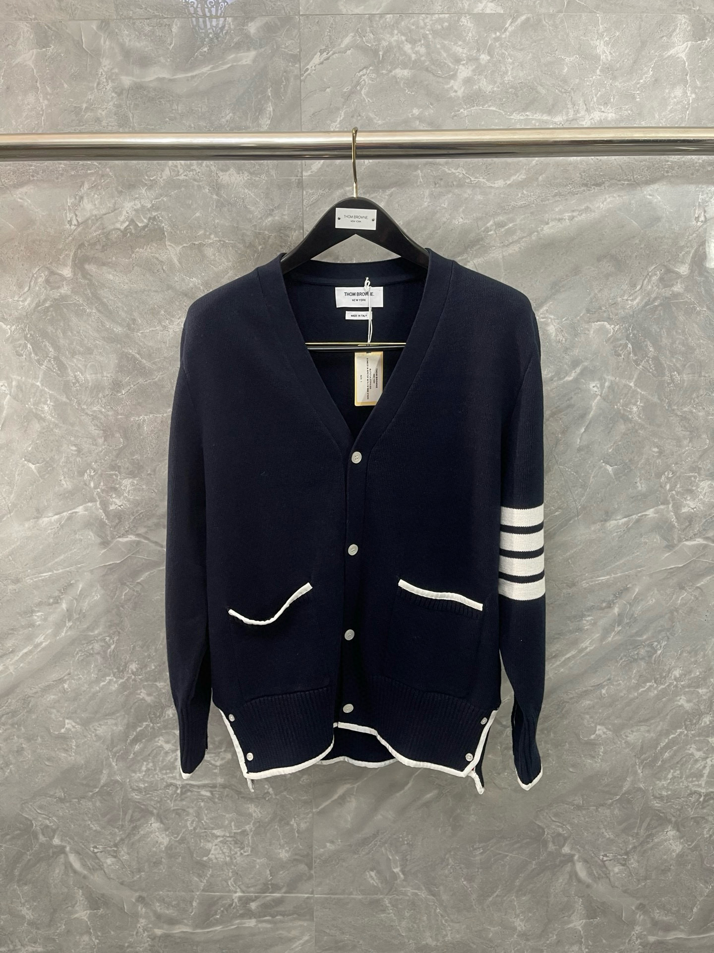 Thom Browne 톰브라운 TBV 사선완장 V넥 니트 가디건 1