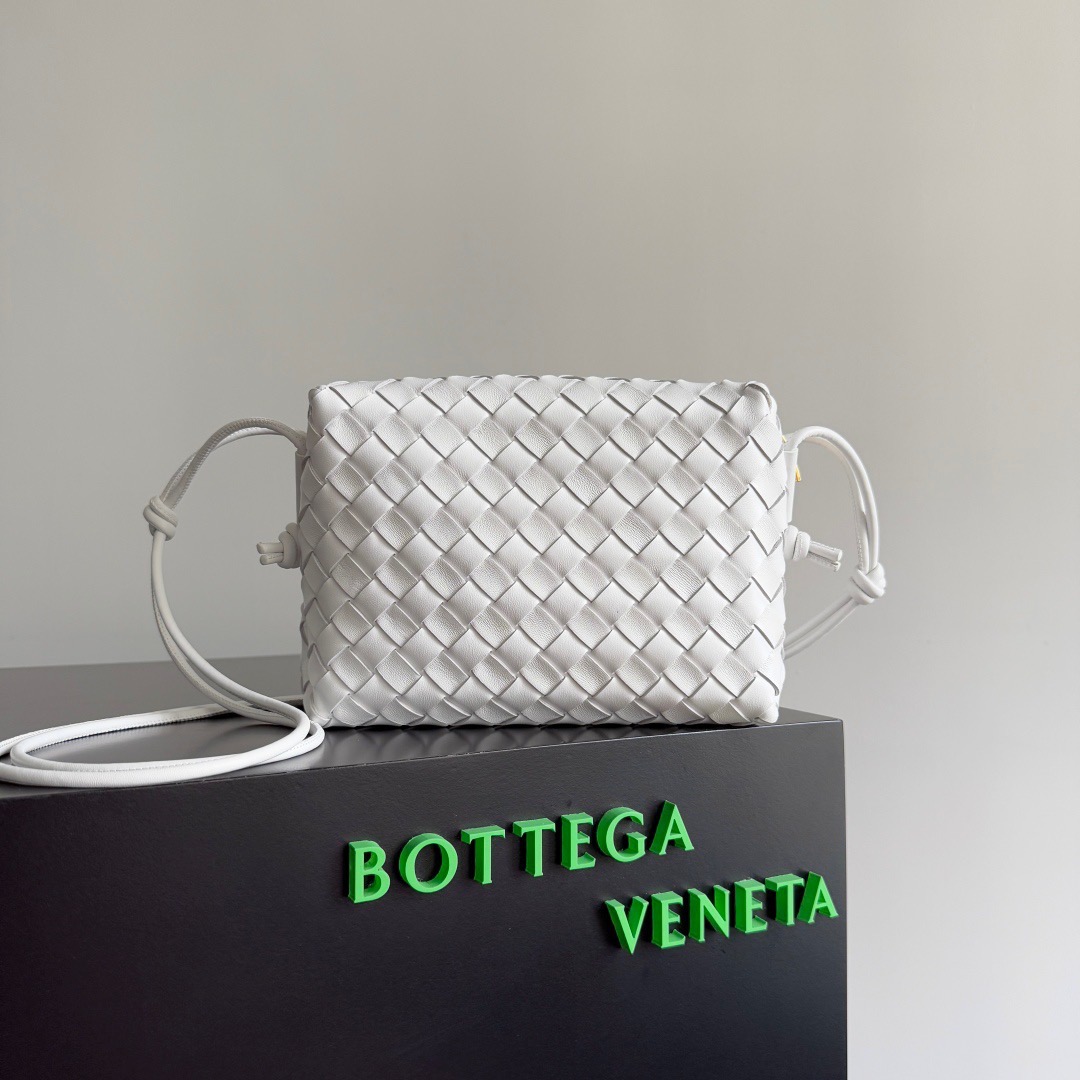 BOTTEGA VENETA 보테가베네타 인트레치아토 루프 카메라백 화이트 1