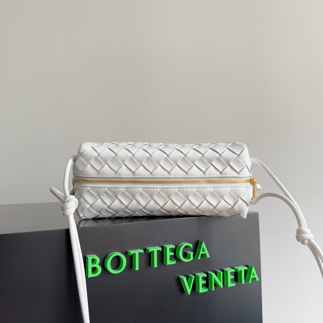 BOTTEGA VENETA 보테가베네타 인트레치아토 루프 카메라백 화이트 2