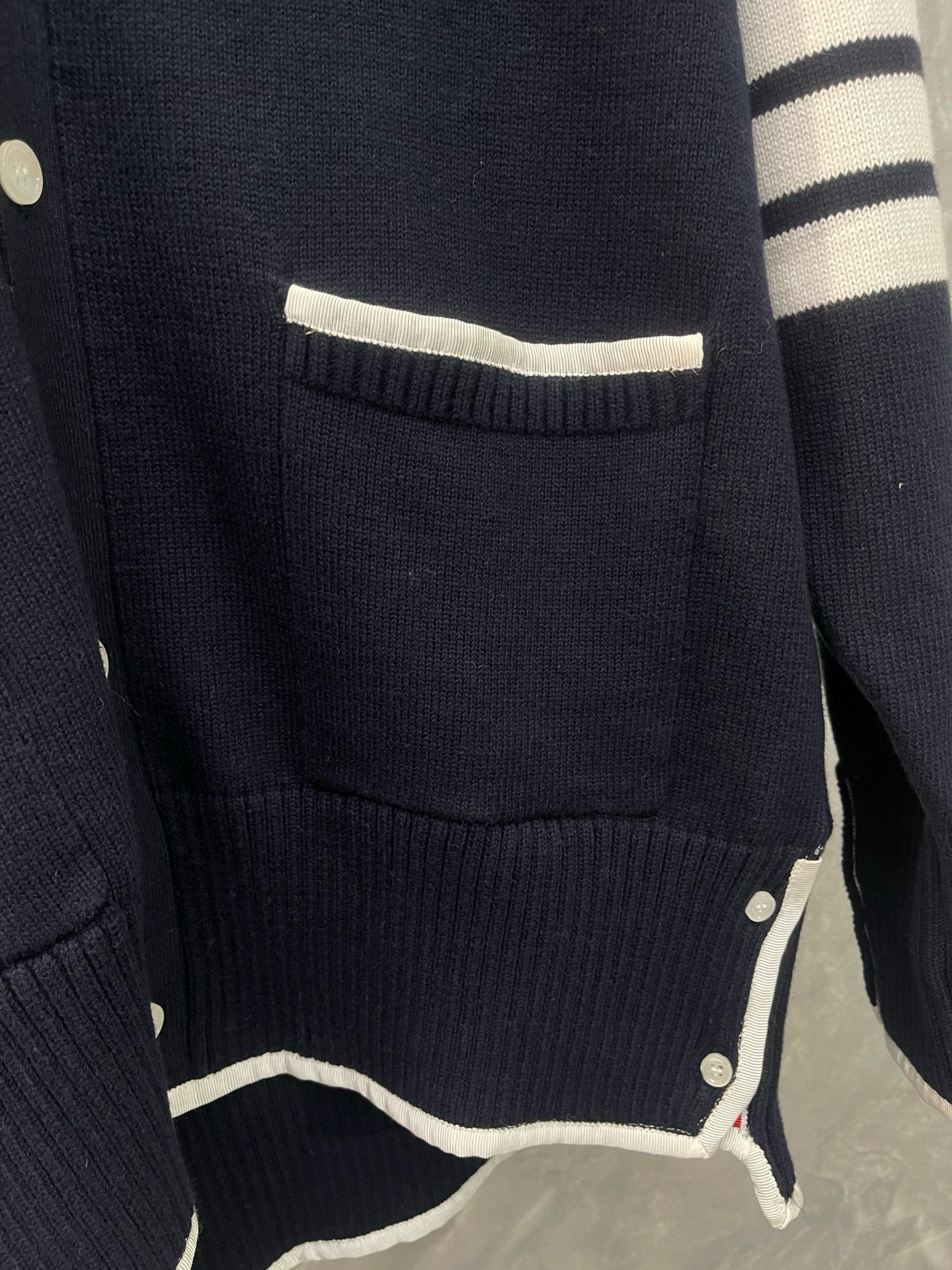 Thom Browne 톰브라운 TBV 사선완장 V넥 니트 가디건 4