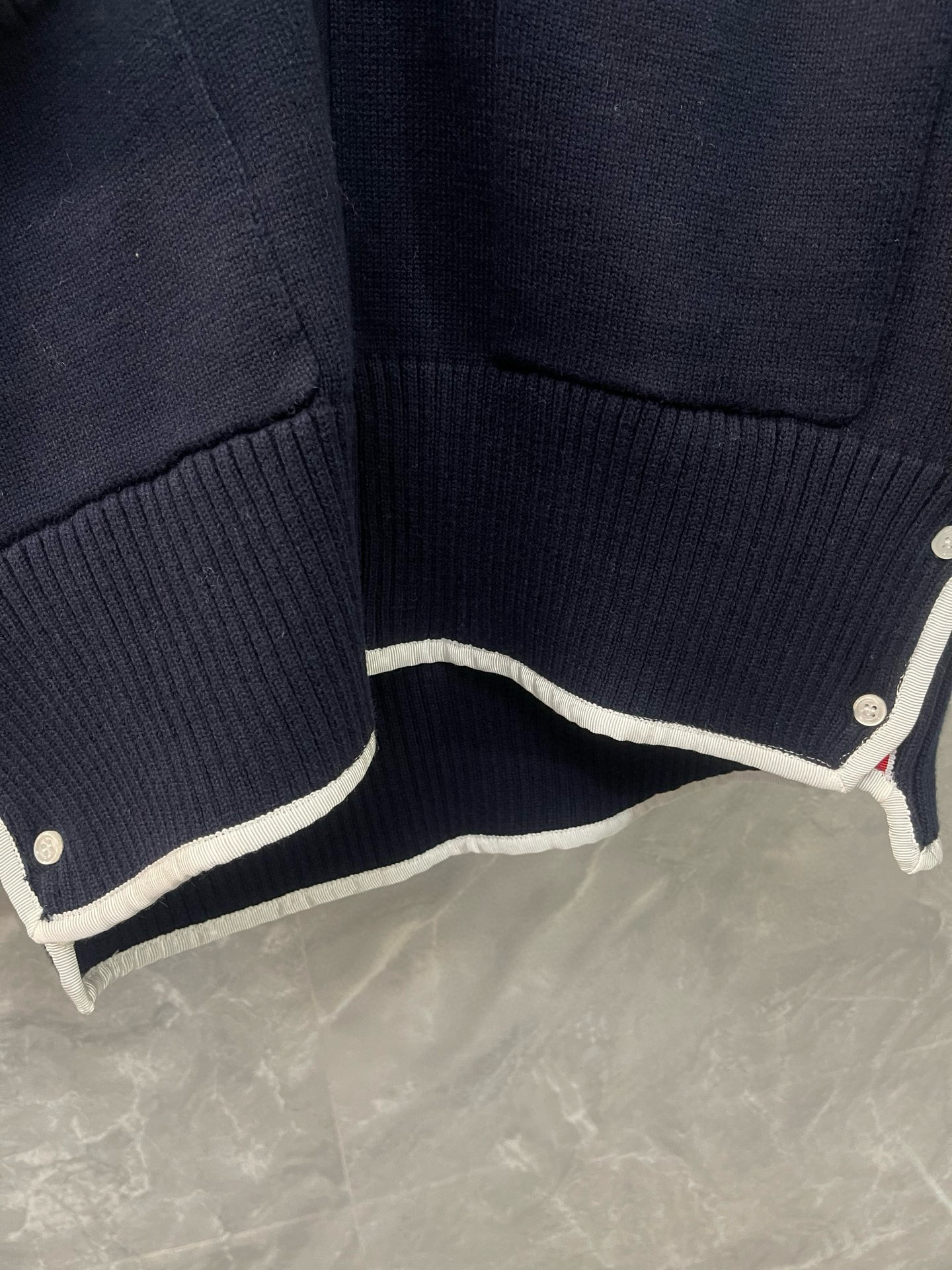 Thom Browne 톰브라운 TBV 사선완장 V넥 니트 가디건 5