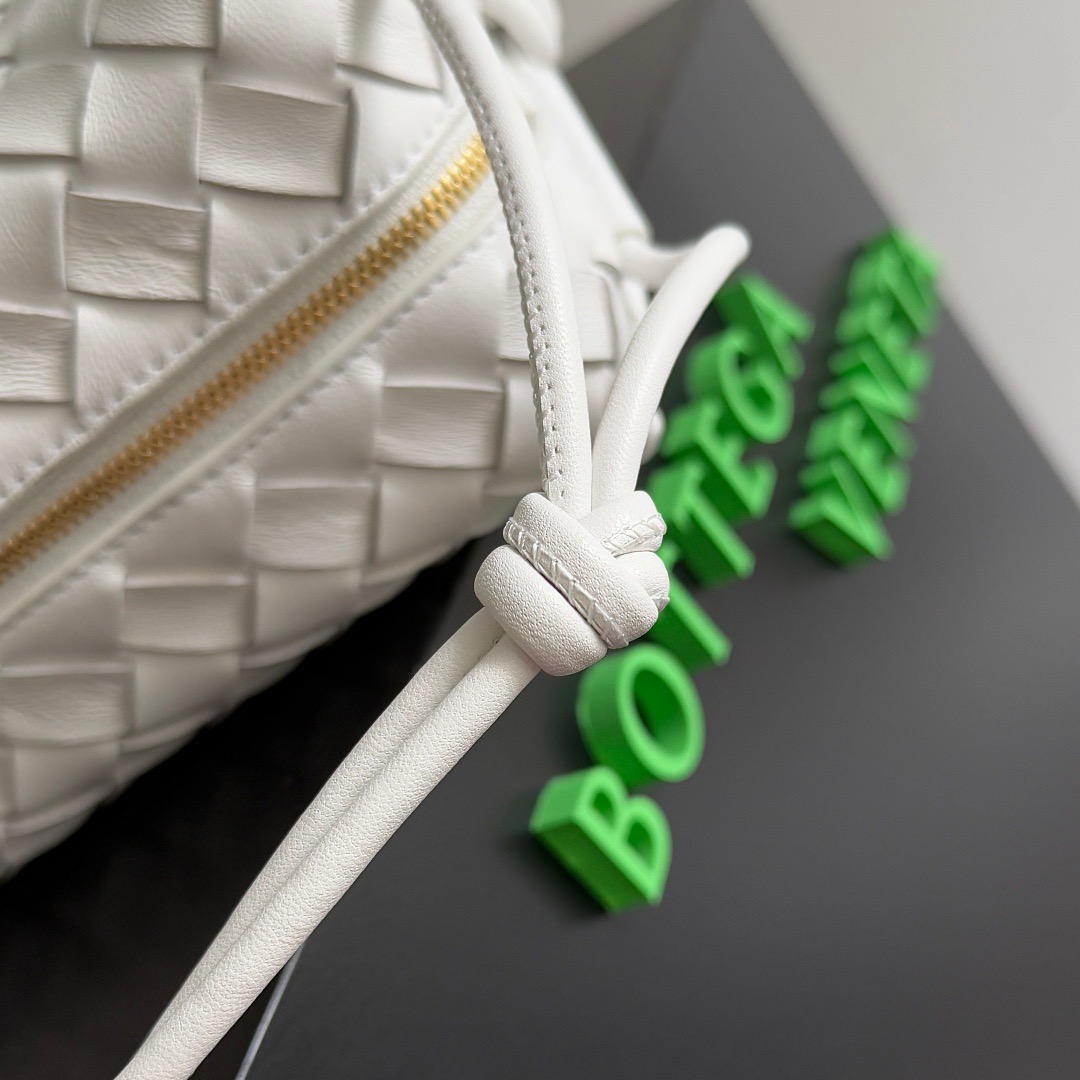 BOTTEGA VENETA 보테가베네타 인트레치아토 루프 카메라백 화이트 8
