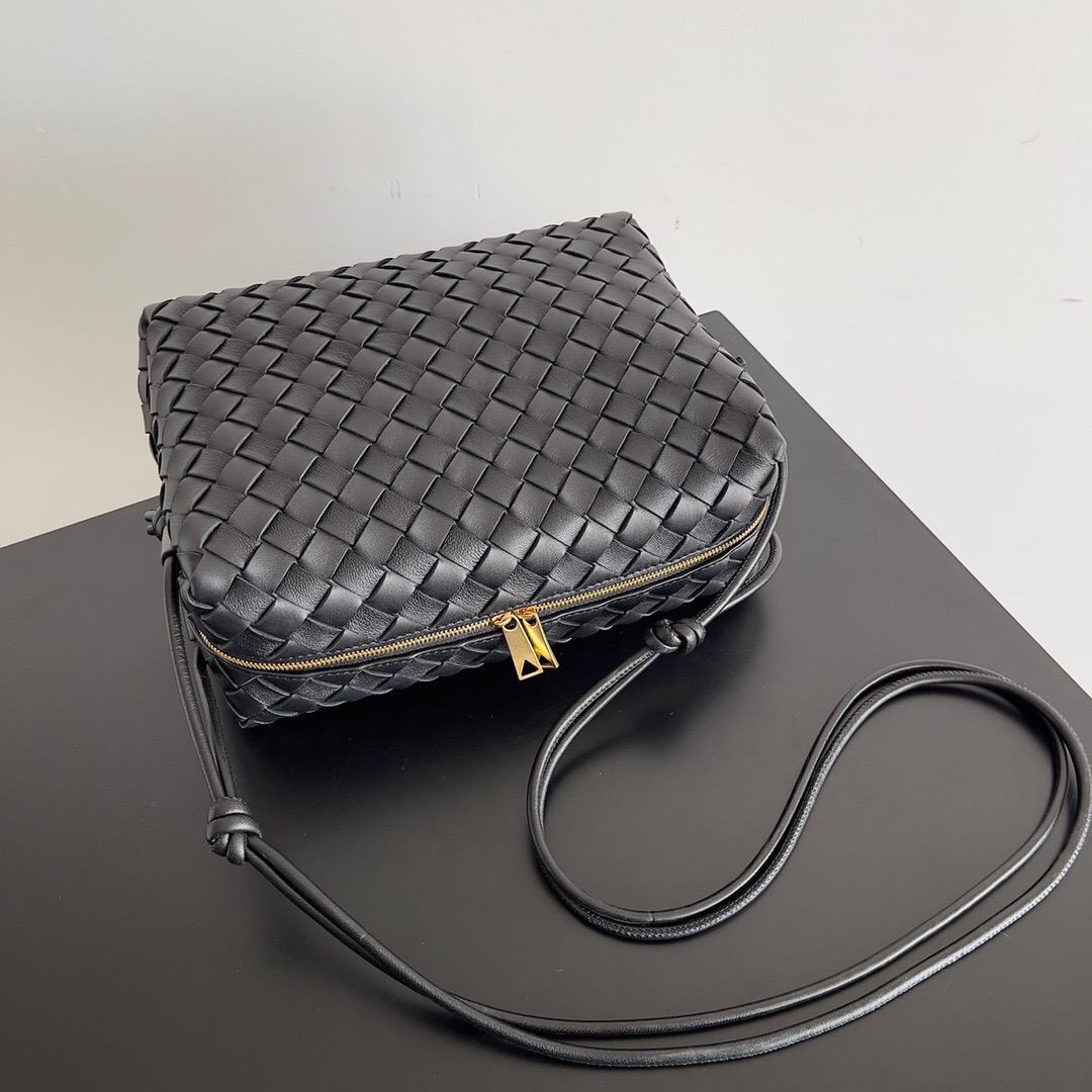 BOTTEGA VENETA 보테가베네타 인트레치아토 레더 크로스바디 백 6