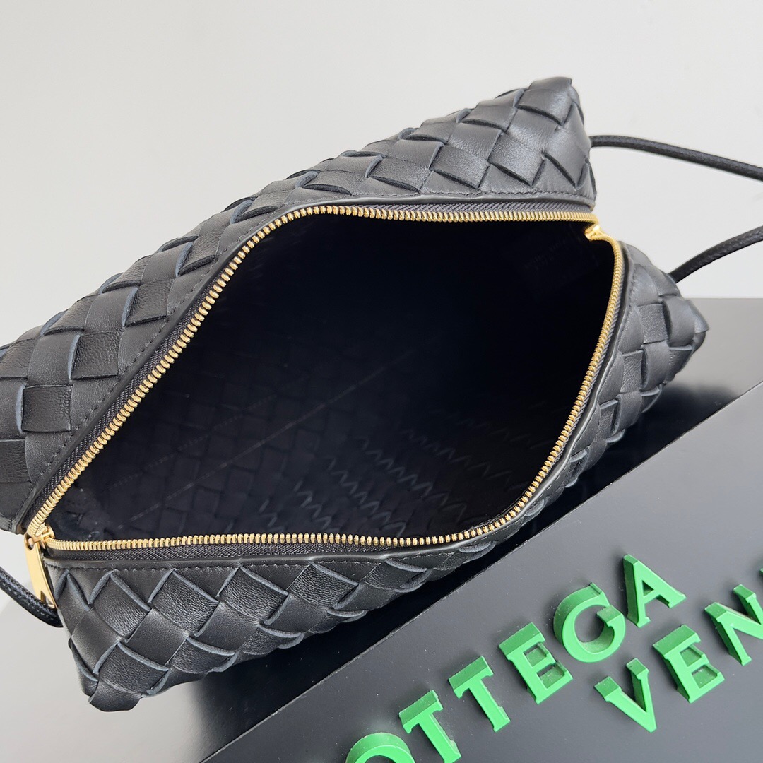 BOTTEGA VENETA 보테가베네타 인트레치아토 레더 크로스바디 백 13