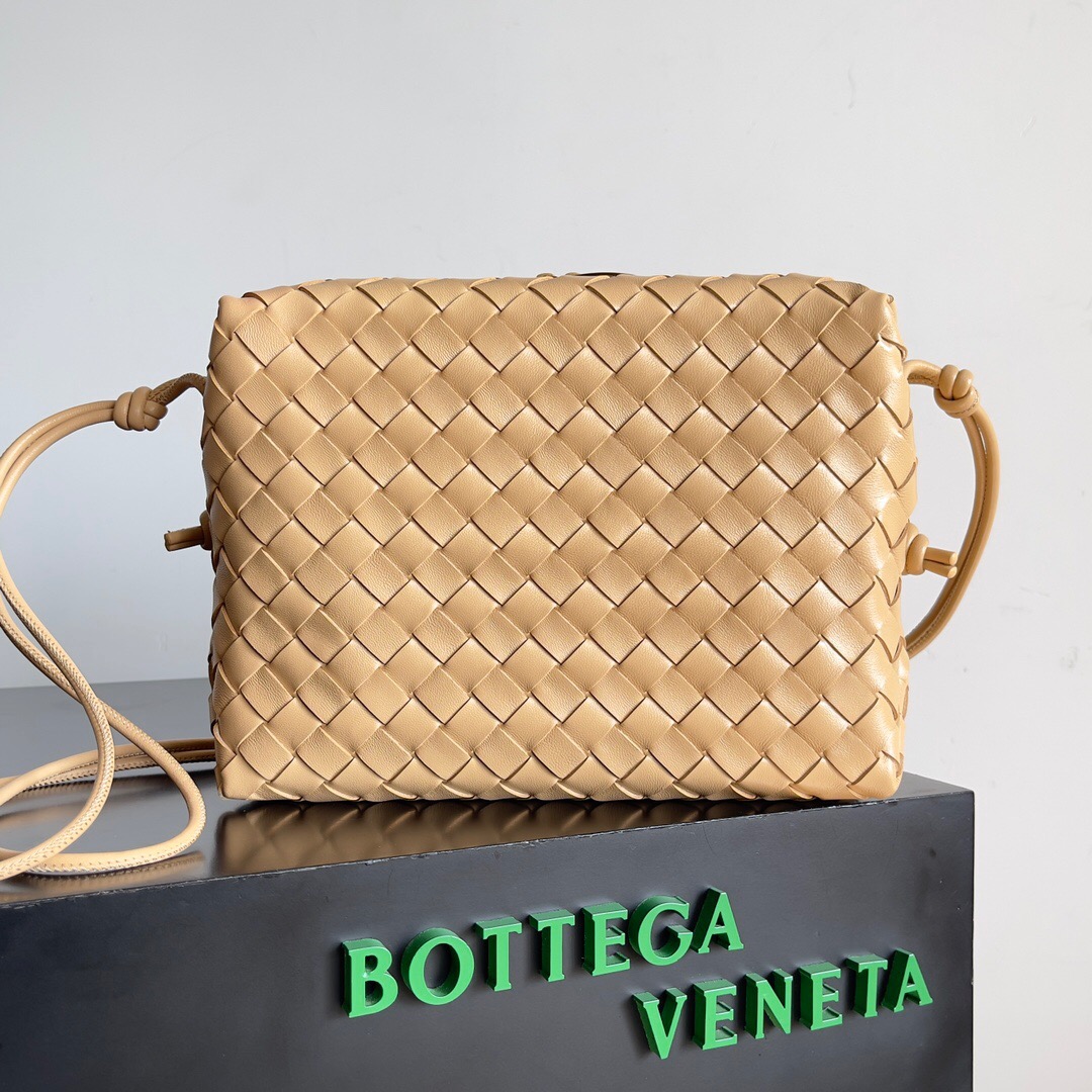 BOTTEGA VENETA 보테가베네타 인트레치아토 레더 크로스바디 백 1