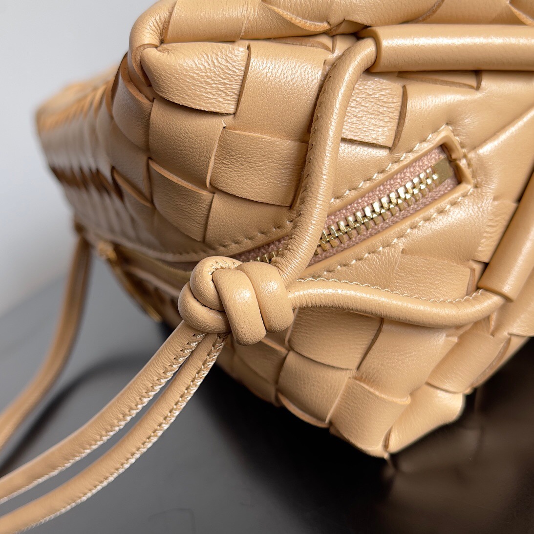 BOTTEGA VENETA 보테가베네타 인트레치아토 레더 크로스바디 백 5