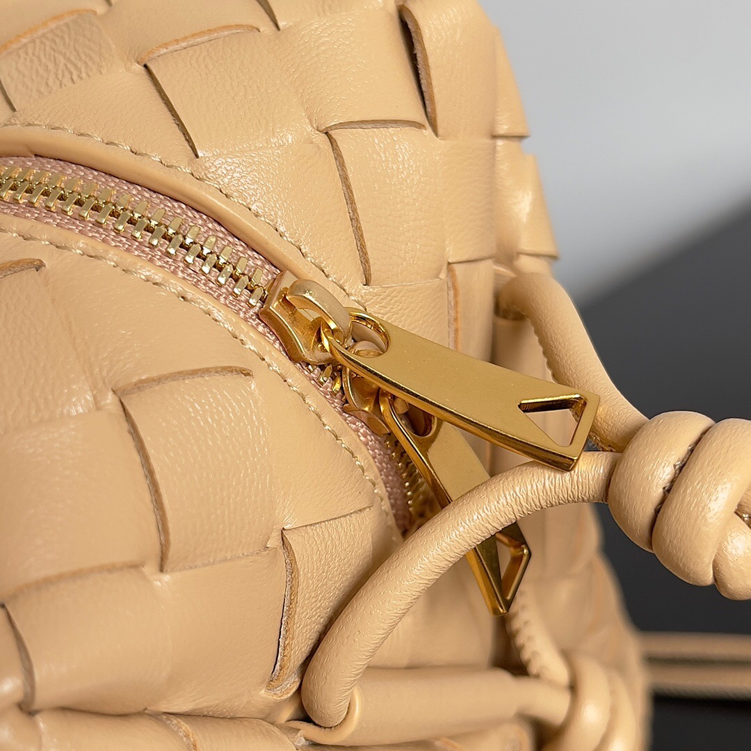 BOTTEGA VENETA 보테가베네타 인트레치아토 레더 크로스바디 백 6