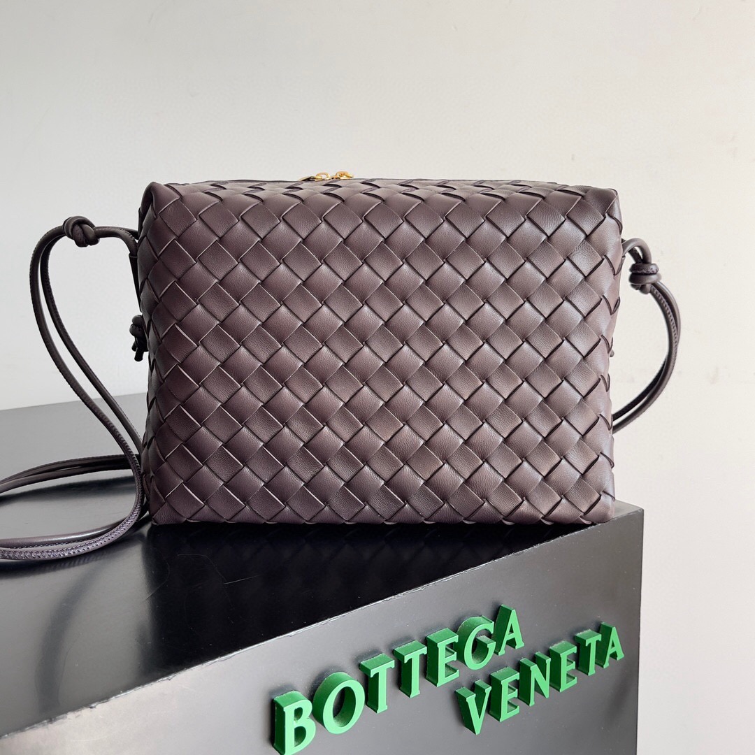 BOTTEGA VENETA 보테가베네타 인트레치아토 레더 크로스바디 백 1