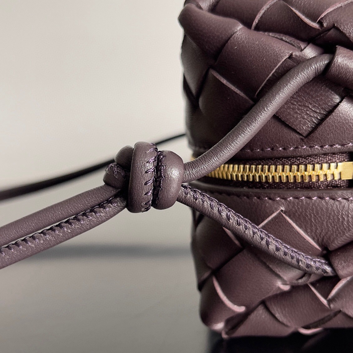 BOTTEGA VENETA 보테가베네타 인트레치아토 레더 크로스바디 백 7