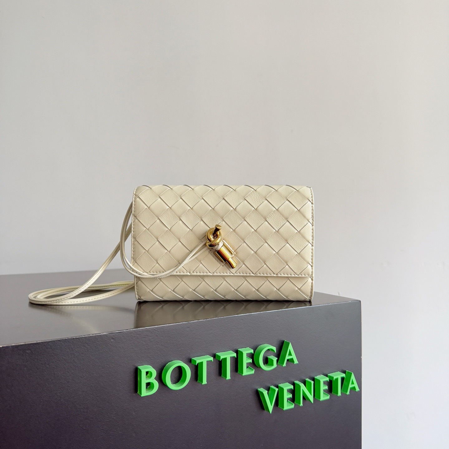 BOTTEGA VENETA 보테가베네타 안디아모 인트레치아토 레더 크로스바디 백 7