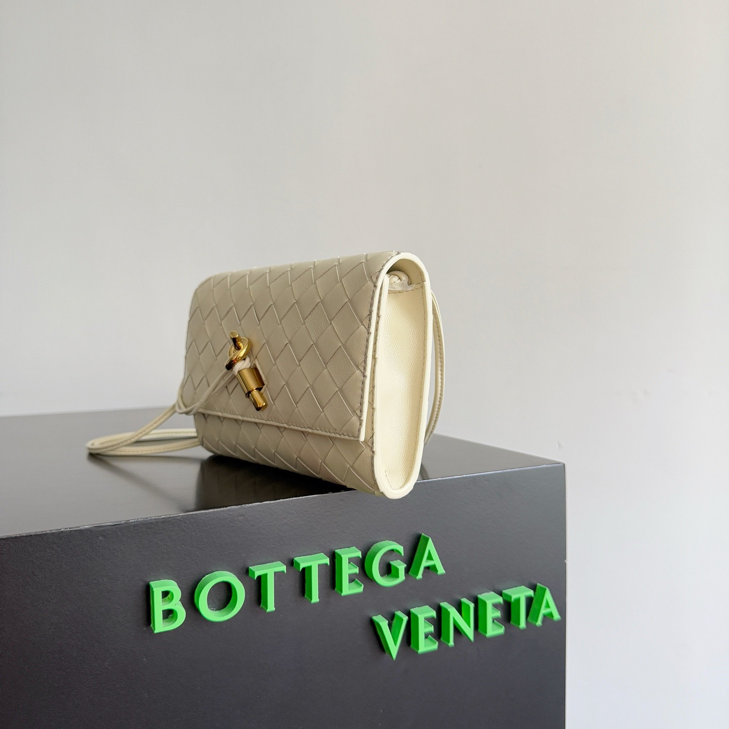 BOTTEGA VENETA 보테가베네타 안디아모 인트레치아토 레더 크로스바디 백 8