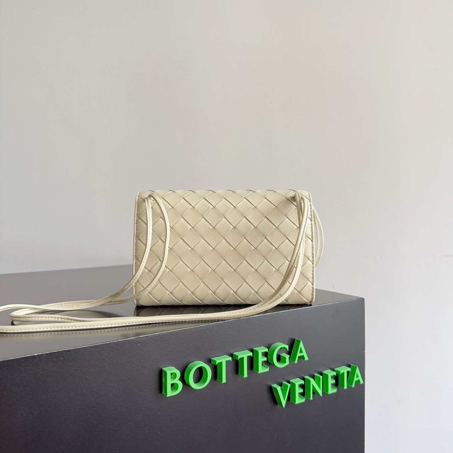 BOTTEGA VENETA 보테가베네타 안디아모 인트레치아토 레더 크로스바디 백 9