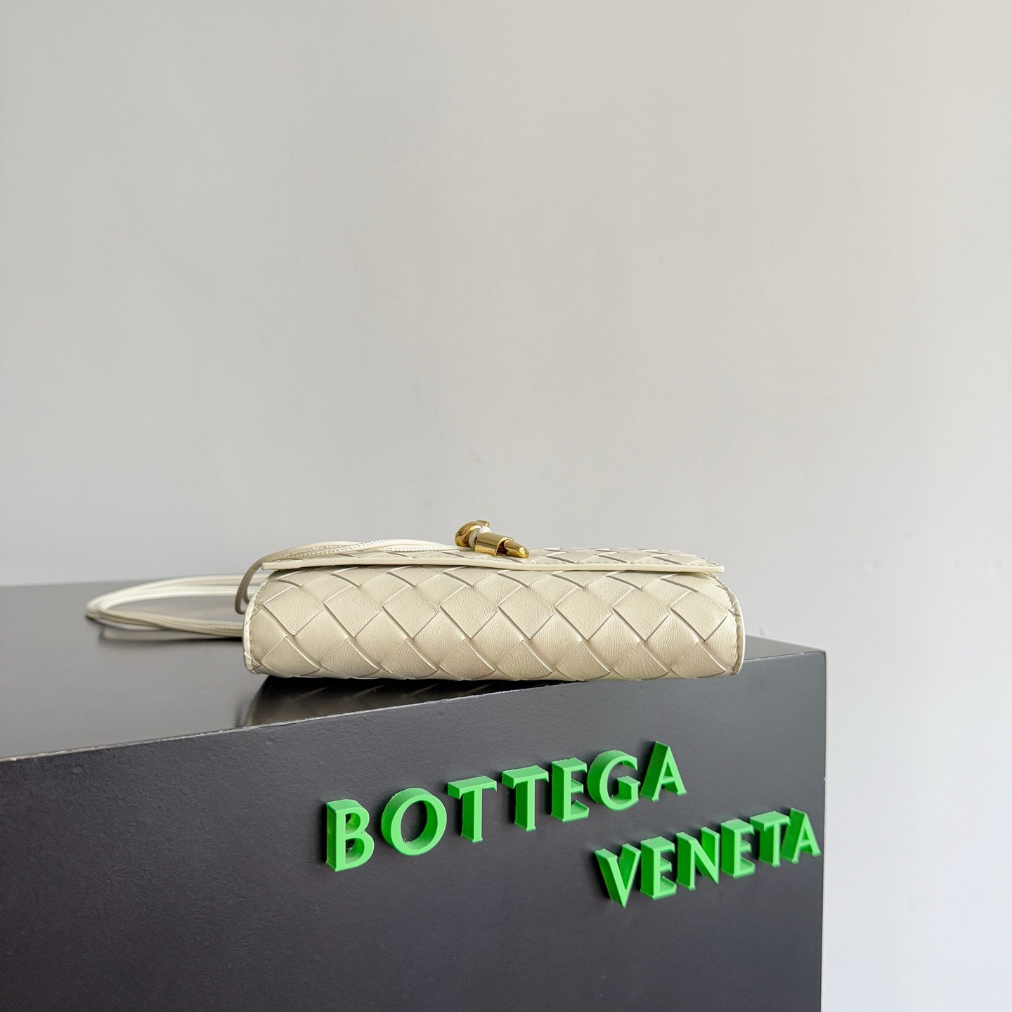 BOTTEGA VENETA 보테가베네타 안디아모 인트레치아토 레더 크로스바디 백 10