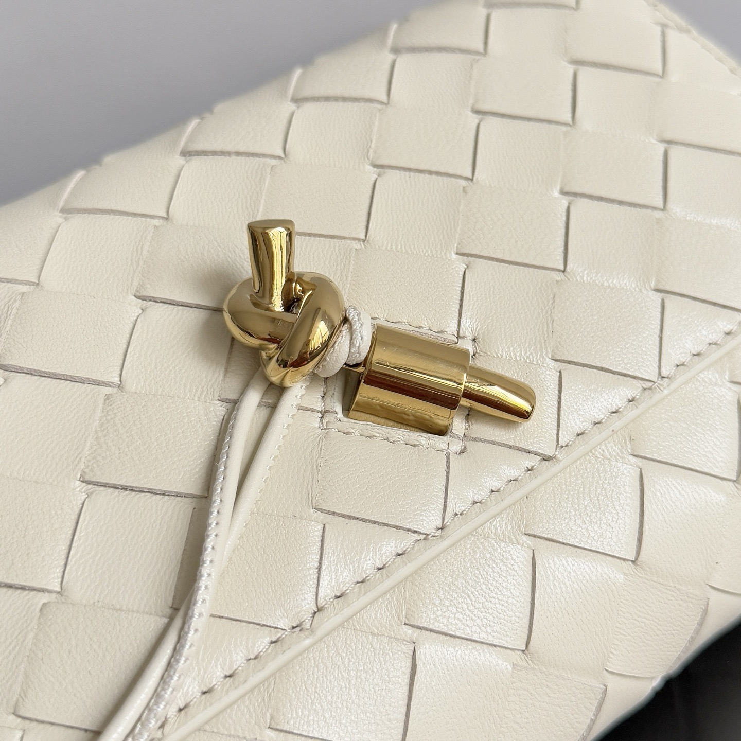 BOTTEGA VENETA 보테가베네타 안디아모 인트레치아토 레더 크로스바디 백 11