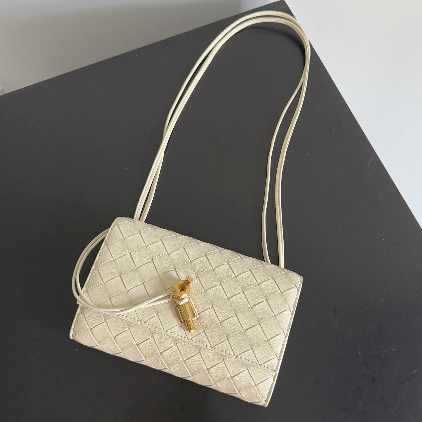 BOTTEGA VENETA 보테가베네타 안디아모 인트레치아토 레더 크로스바디 백 12