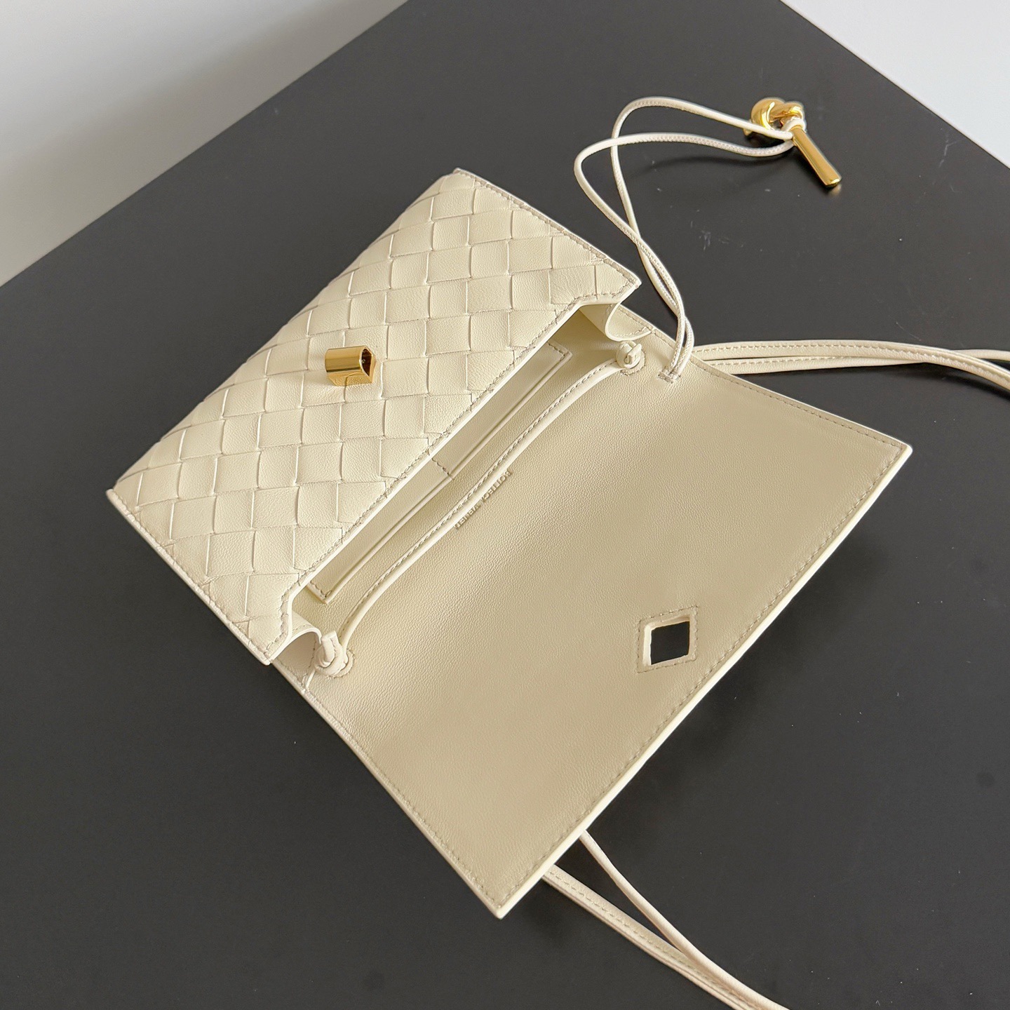 BOTTEGA VENETA 보테가베네타 안디아모 인트레치아토 레더 크로스바디 백 13