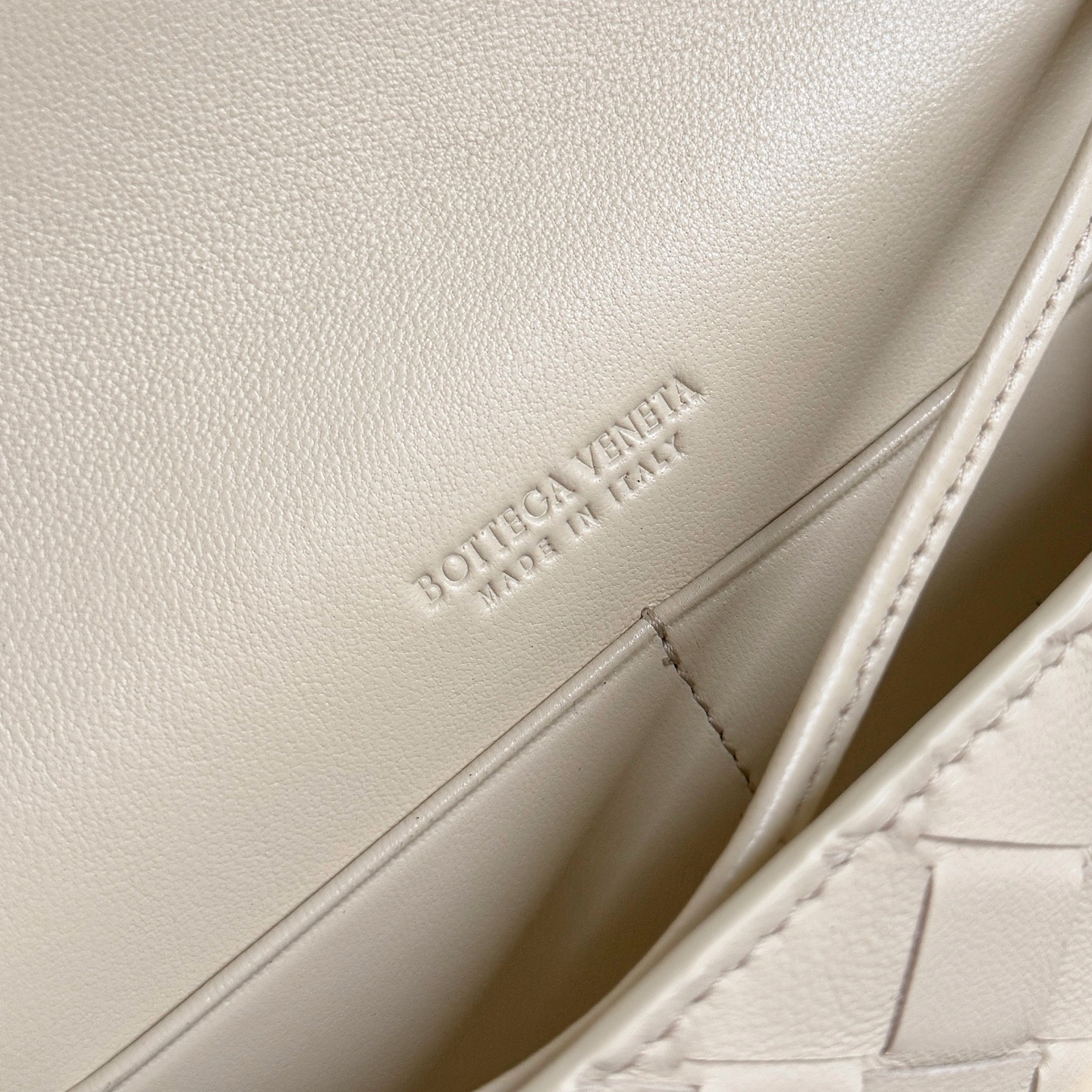 BOTTEGA VENETA 보테가베네타 안디아모 인트레치아토 레더 크로스바디 백 14