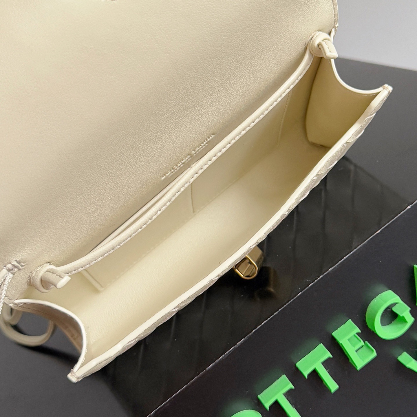 BOTTEGA VENETA 보테가베네타 안디아모 인트레치아토 레더 크로스바디 백 15