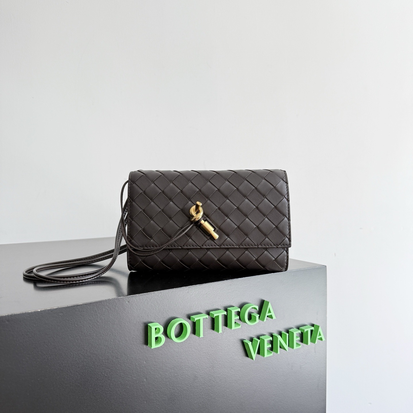 BOTTEGA VENETA 보테가베네타 안디아모 인트레치아토 레더 크로스바디 백 10