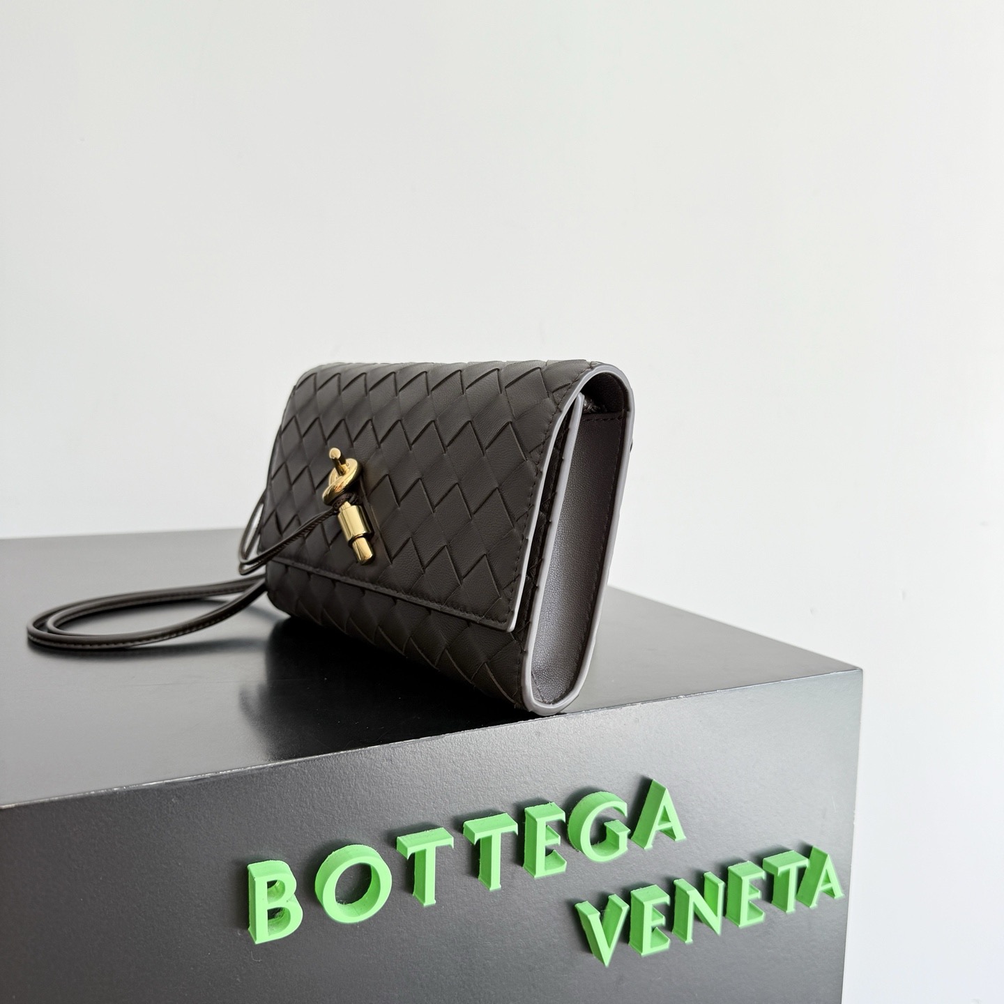 BOTTEGA VENETA 보테가베네타 안디아모 인트레치아토 레더 크로스바디 백 11