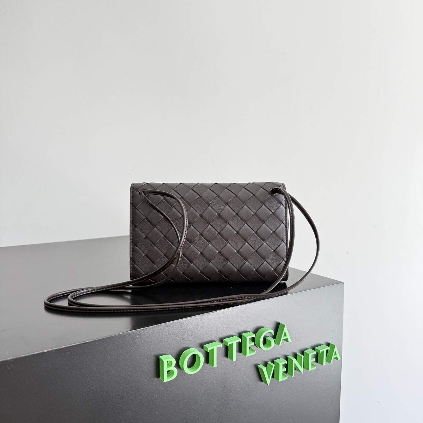BOTTEGA VENETA 보테가베네타 안디아모 인트레치아토 레더 크로스바디 백 12