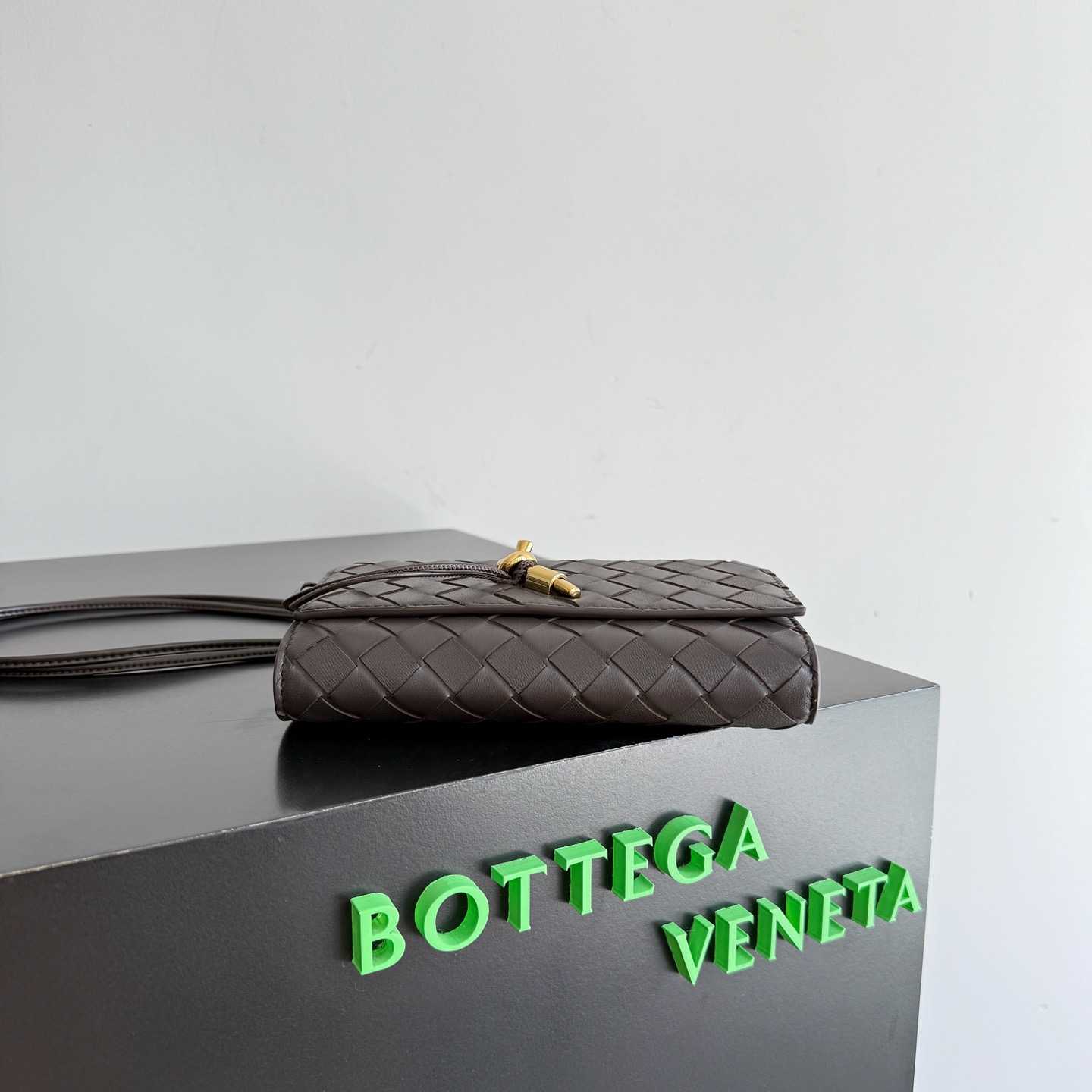 BOTTEGA VENETA 보테가베네타 안디아모 인트레치아토 레더 크로스바디 백 13