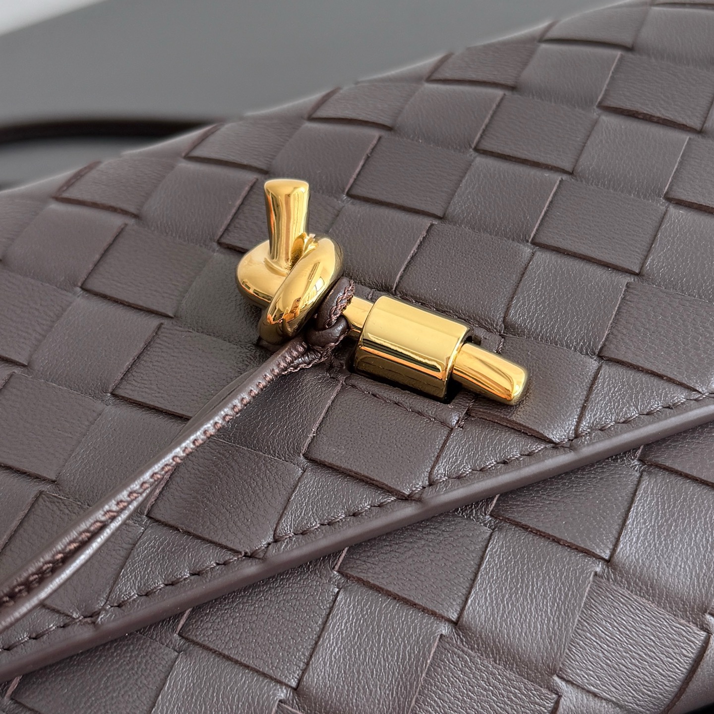 BOTTEGA VENETA 보테가베네타 안디아모 인트레치아토 레더 크로스바디 백 14