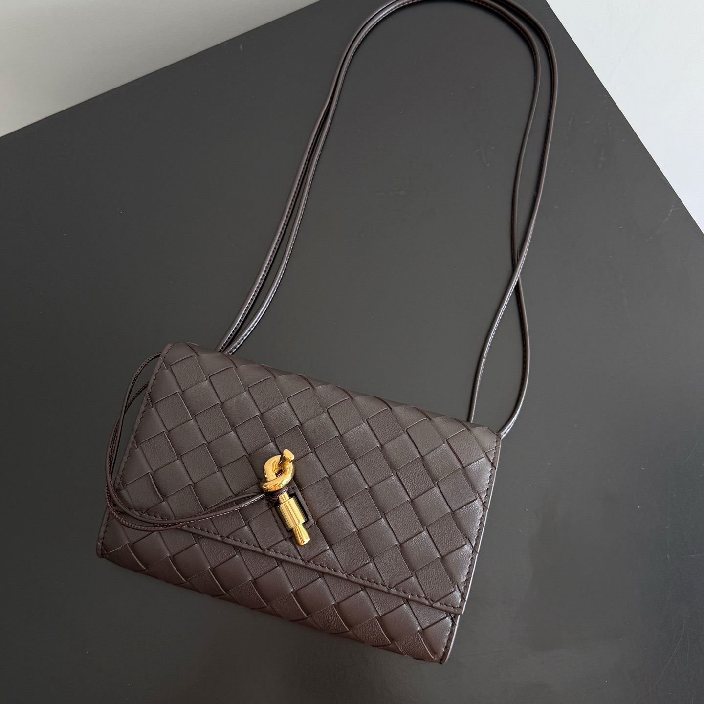 BOTTEGA VENETA 보테가베네타 안디아모 인트레치아토 레더 크로스바디 백 15