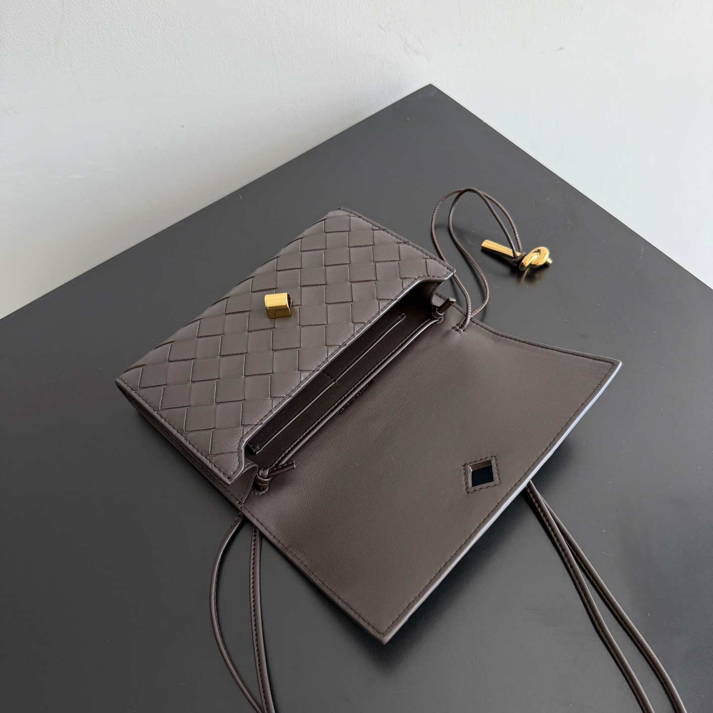 BOTTEGA VENETA 보테가베네타 안디아모 인트레치아토 레더 크로스바디 백 16