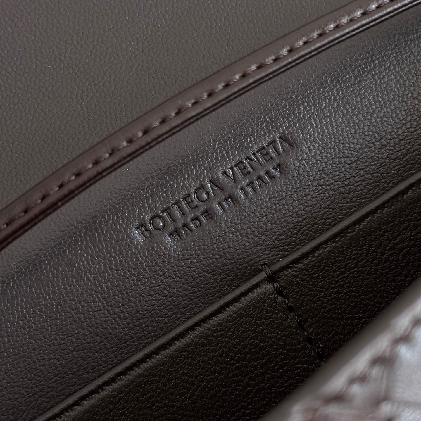 BOTTEGA VENETA 보테가베네타 안디아모 인트레치아토 레더 크로스바디 백 17