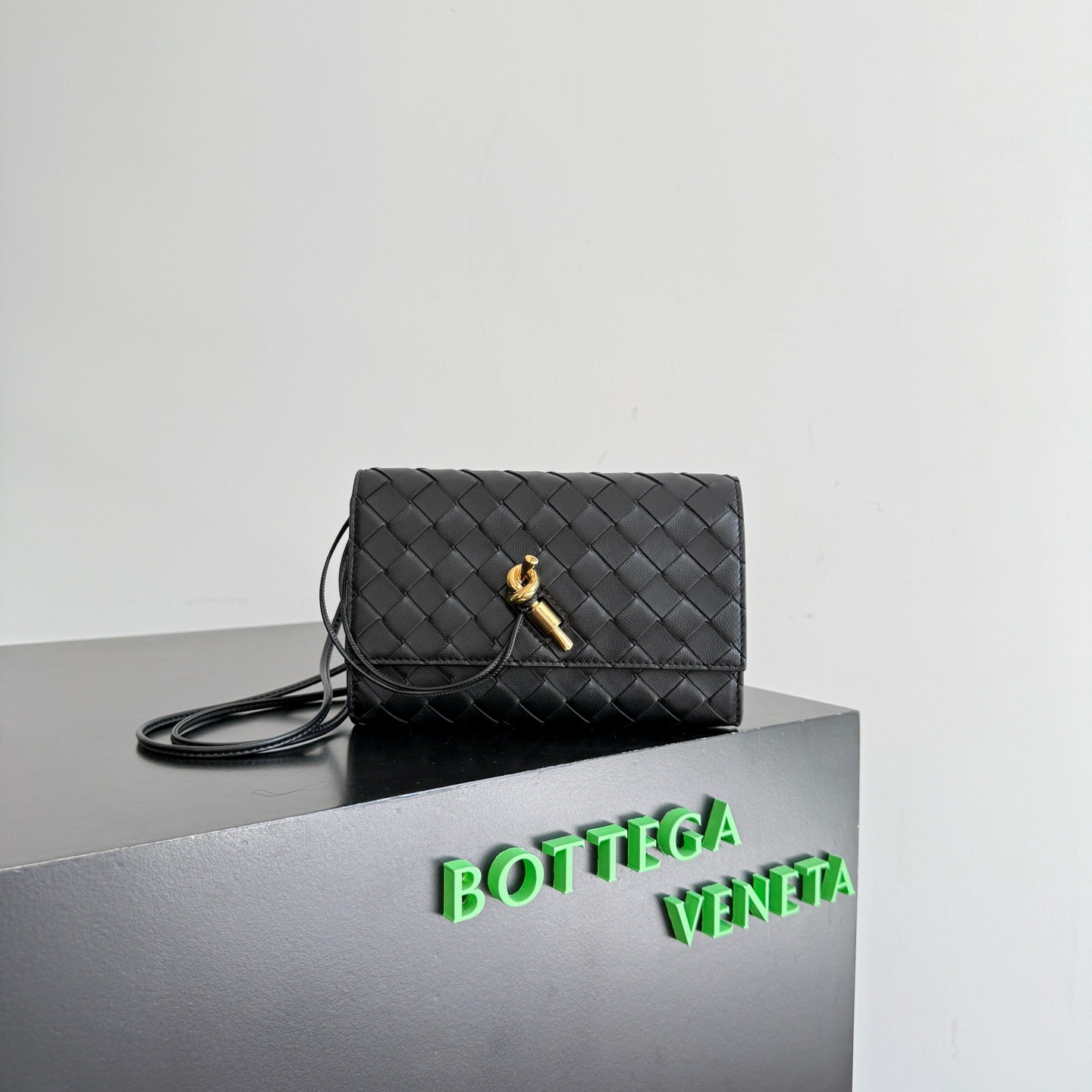 BOTTEGA VENETA 보테가베네타 안디아모 인트레치아토 레더 크로스바디 백 1