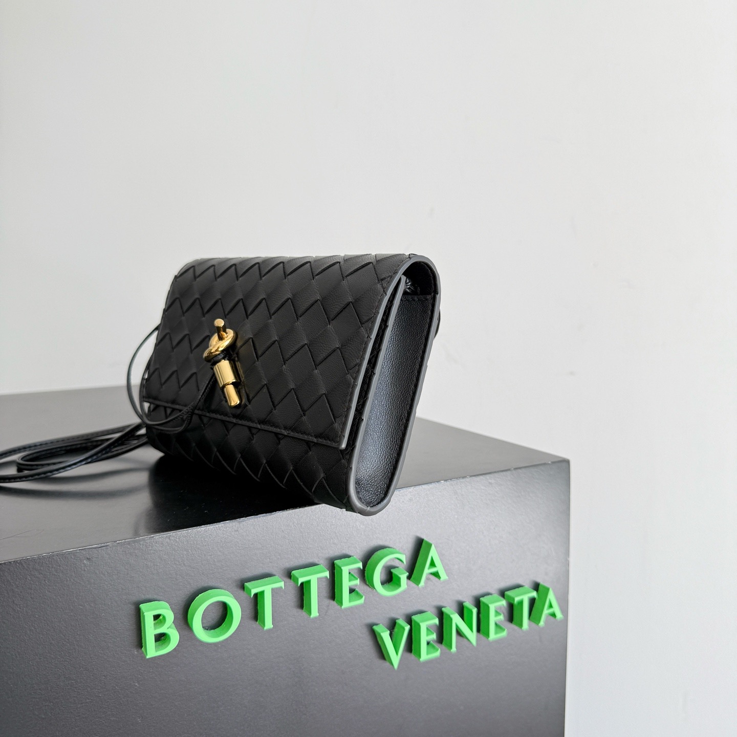 BOTTEGA VENETA 보테가베네타 안디아모 인트레치아토 레더 크로스바디 백 2