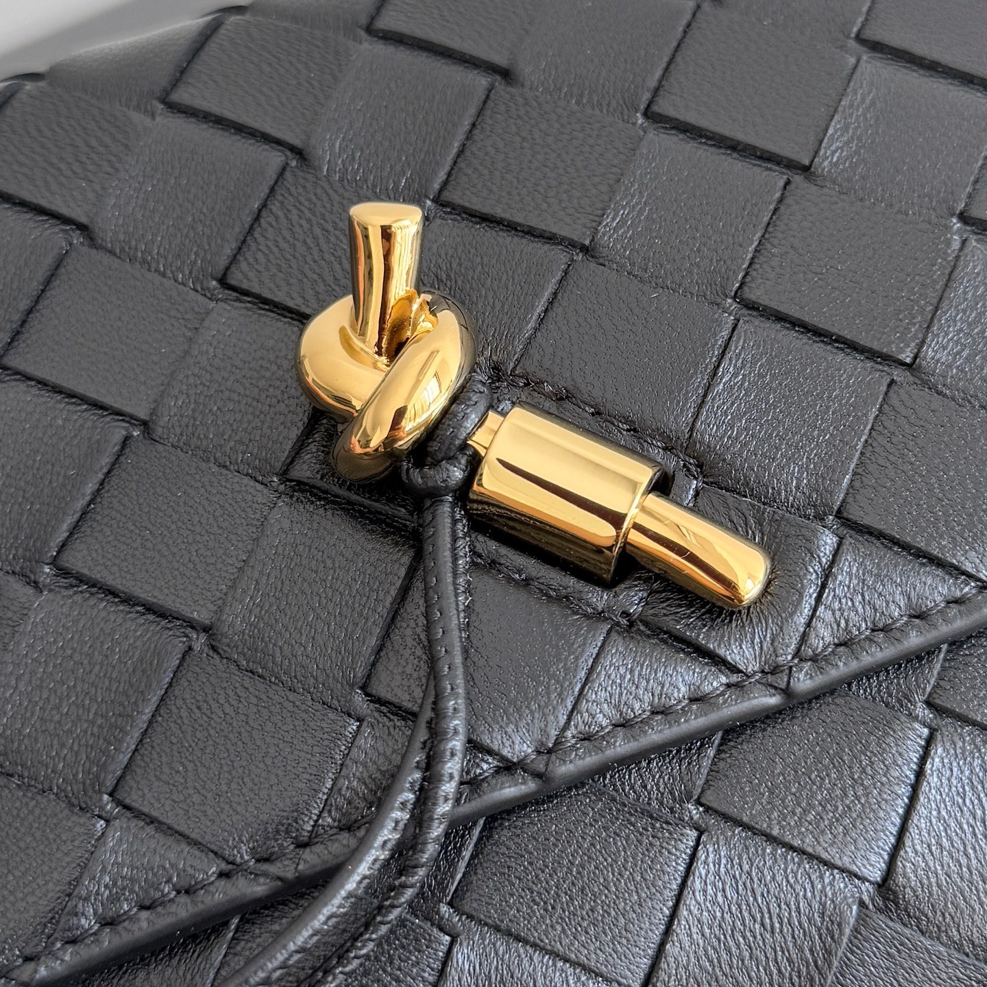 BOTTEGA VENETA 보테가베네타 안디아모 인트레치아토 레더 크로스바디 백 5