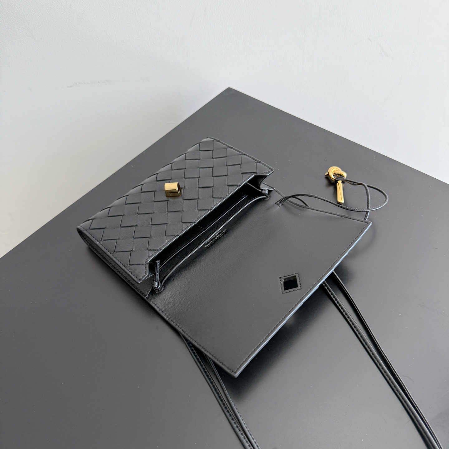 BOTTEGA VENETA 보테가베네타 안디아모 인트레치아토 레더 크로스바디 백 7