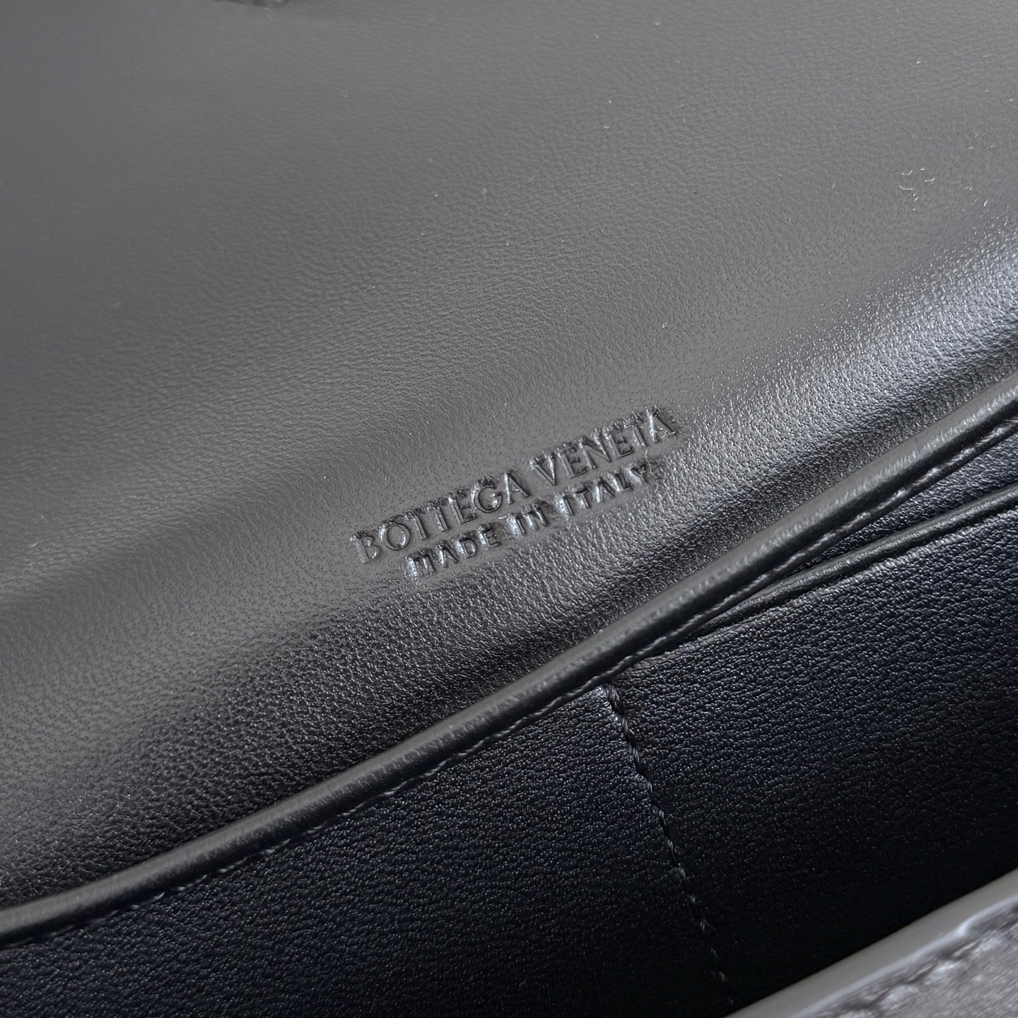 BOTTEGA VENETA 보테가베네타 안디아모 인트레치아토 레더 크로스바디 백 8