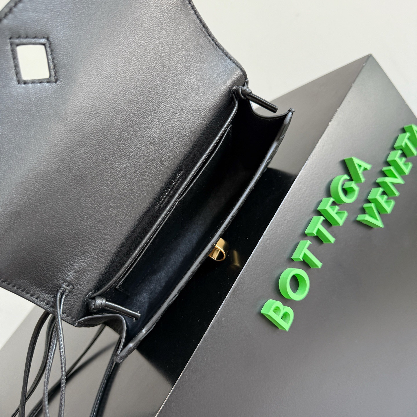 BOTTEGA VENETA 보테가베네타 안디아모 인트레치아토 레더 크로스바디 백 9