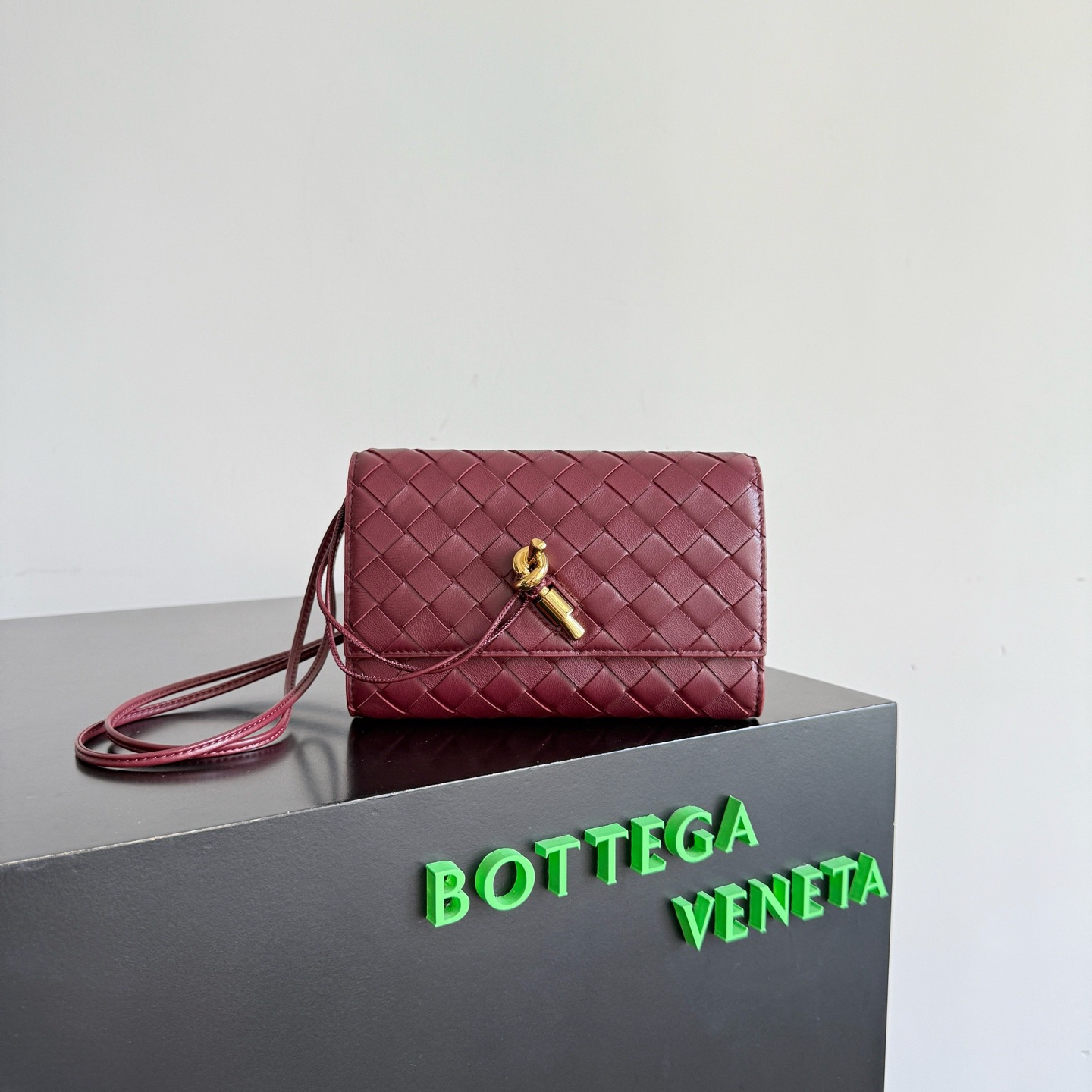 BOTTEGA VENETA 보테가베네타 안디아모 인트레치아토 레더 크로스바디 백 1