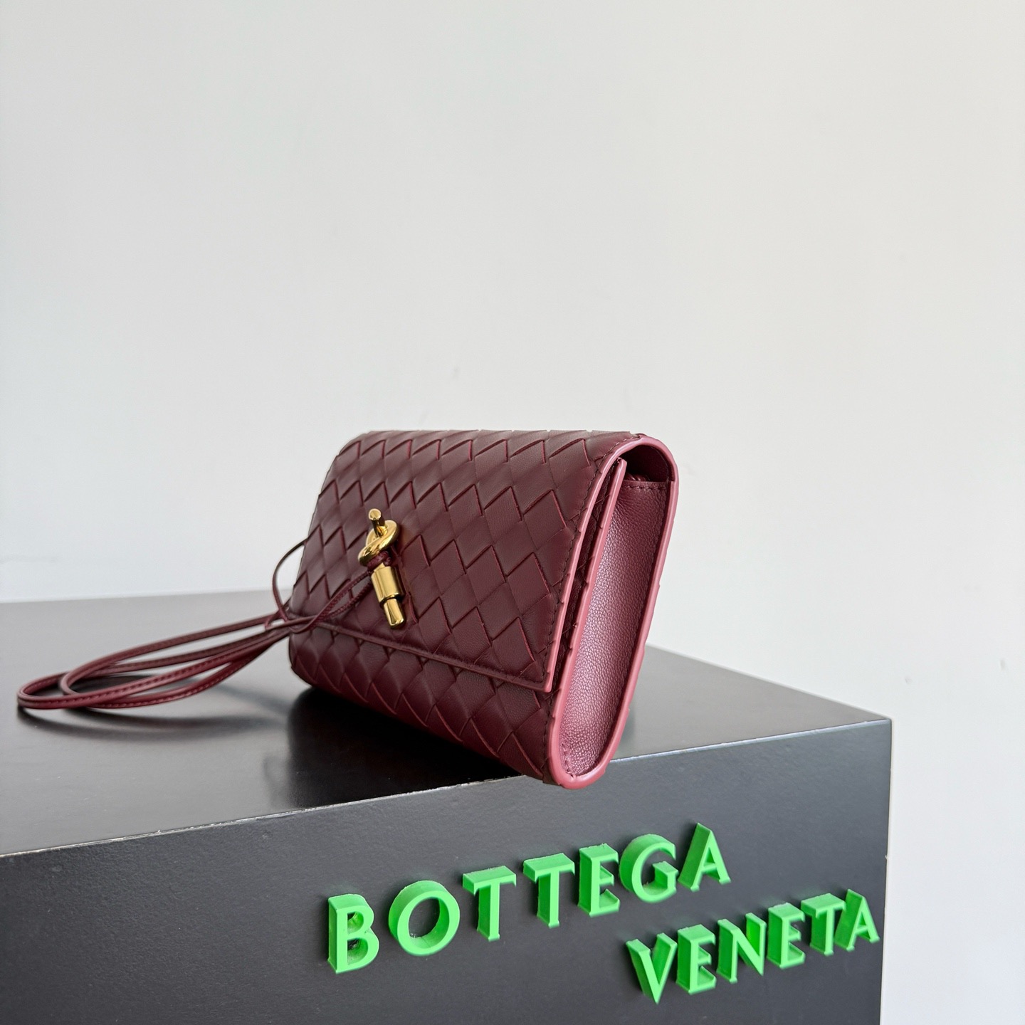 BOTTEGA VENETA 보테가베네타 안디아모 인트레치아토 레더 크로스바디 백 2