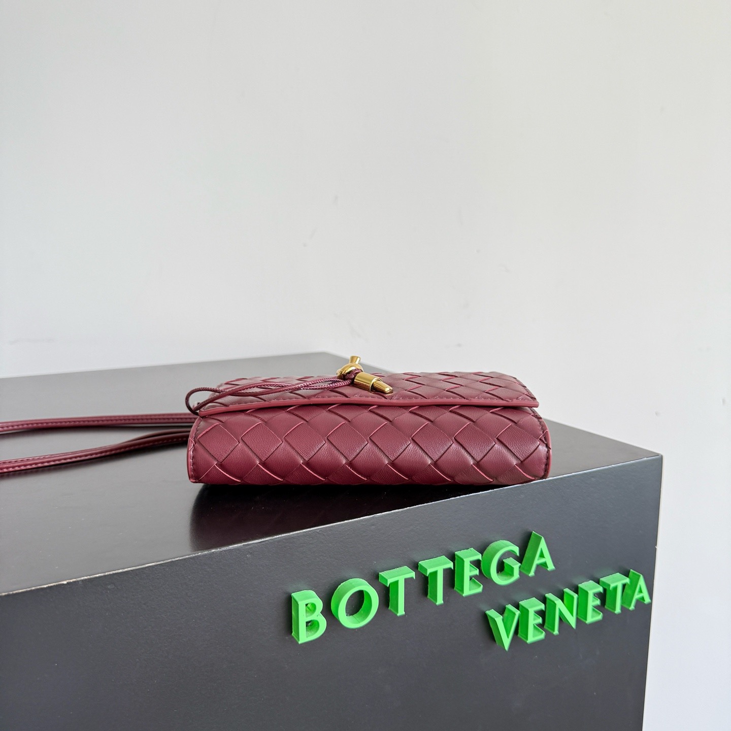 BOTTEGA VENETA 보테가베네타 안디아모 인트레치아토 레더 크로스바디 백 4