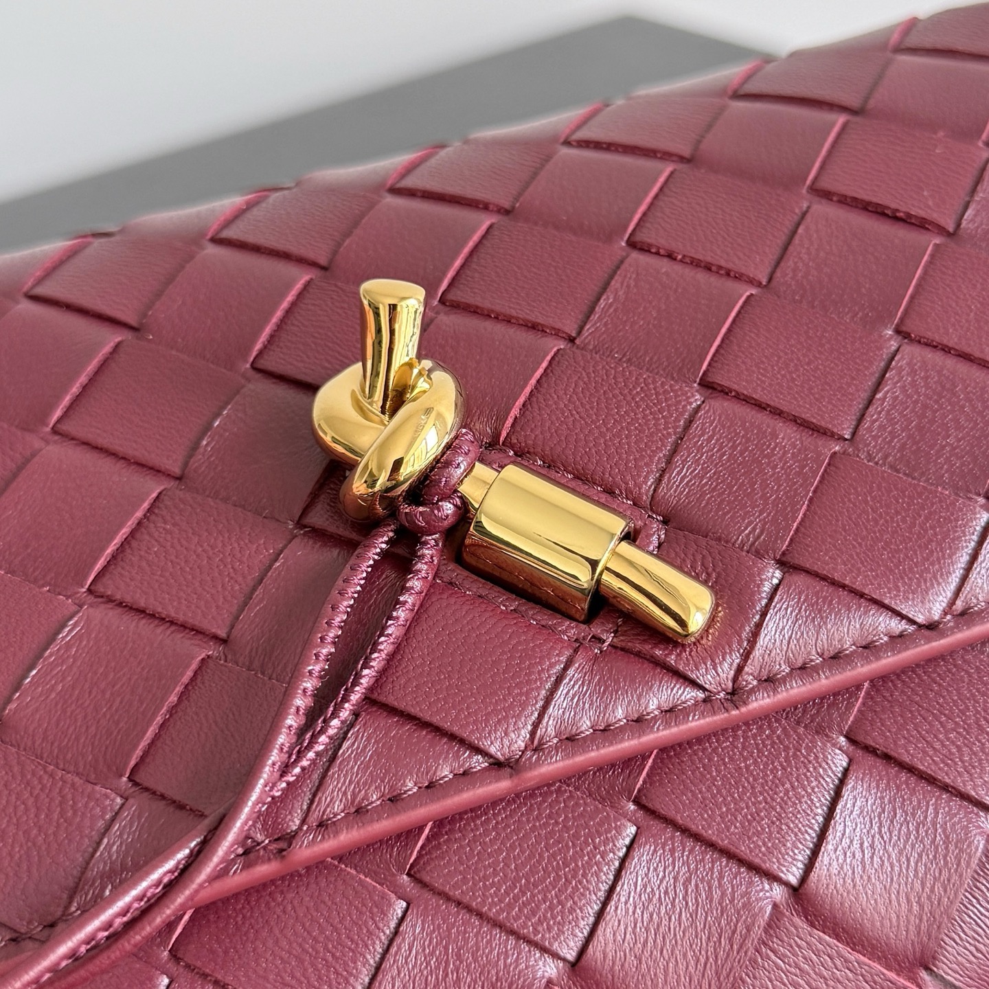 BOTTEGA VENETA 보테가베네타 안디아모 인트레치아토 레더 크로스바디 백 5