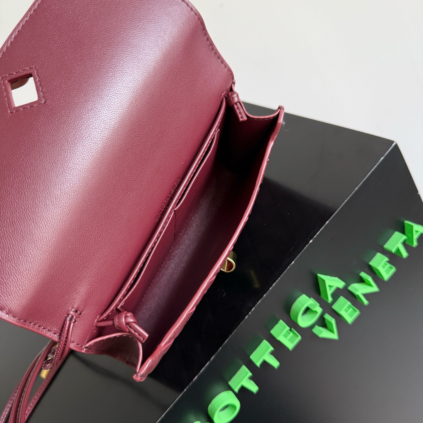 BOTTEGA VENETA 보테가베네타 안디아모 인트레치아토 레더 크로스바디 백 9