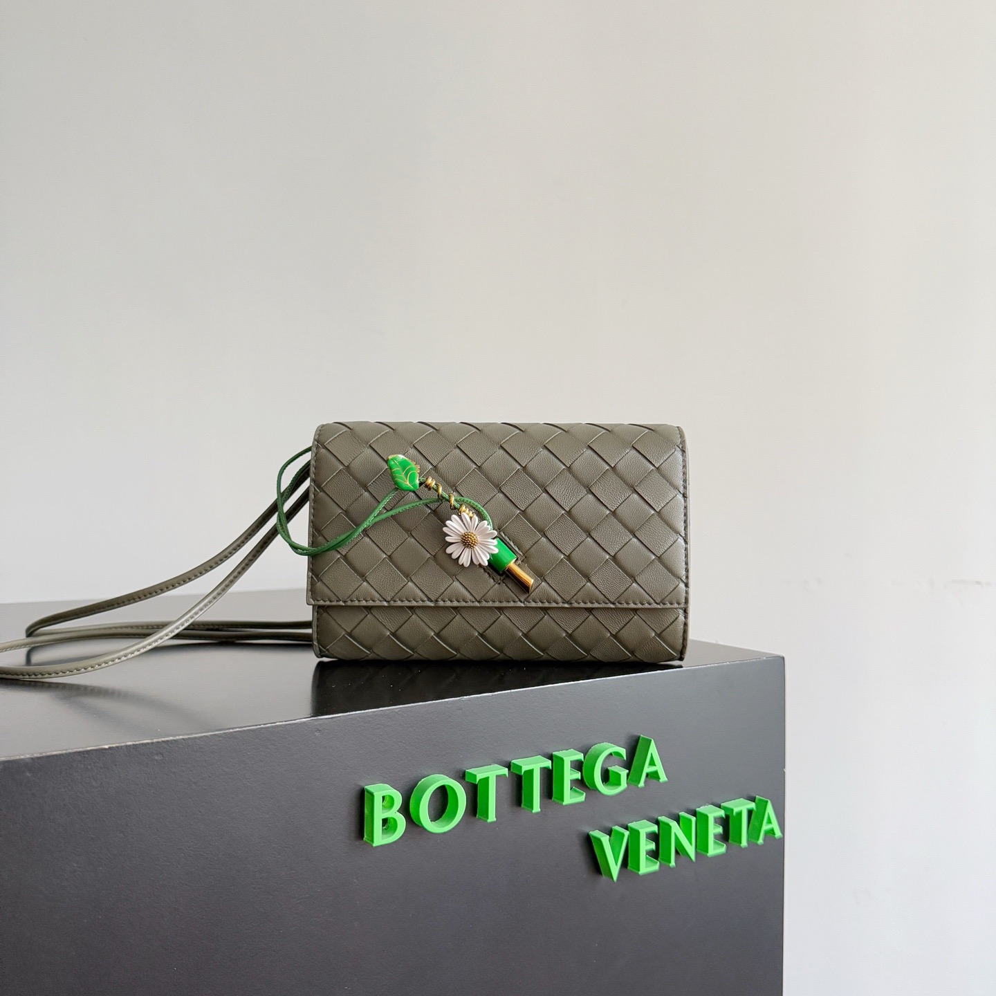 BOTTEGA VENETA 보테가베네타 안디아모 인트레치아토 레더 크로스바디 백 1