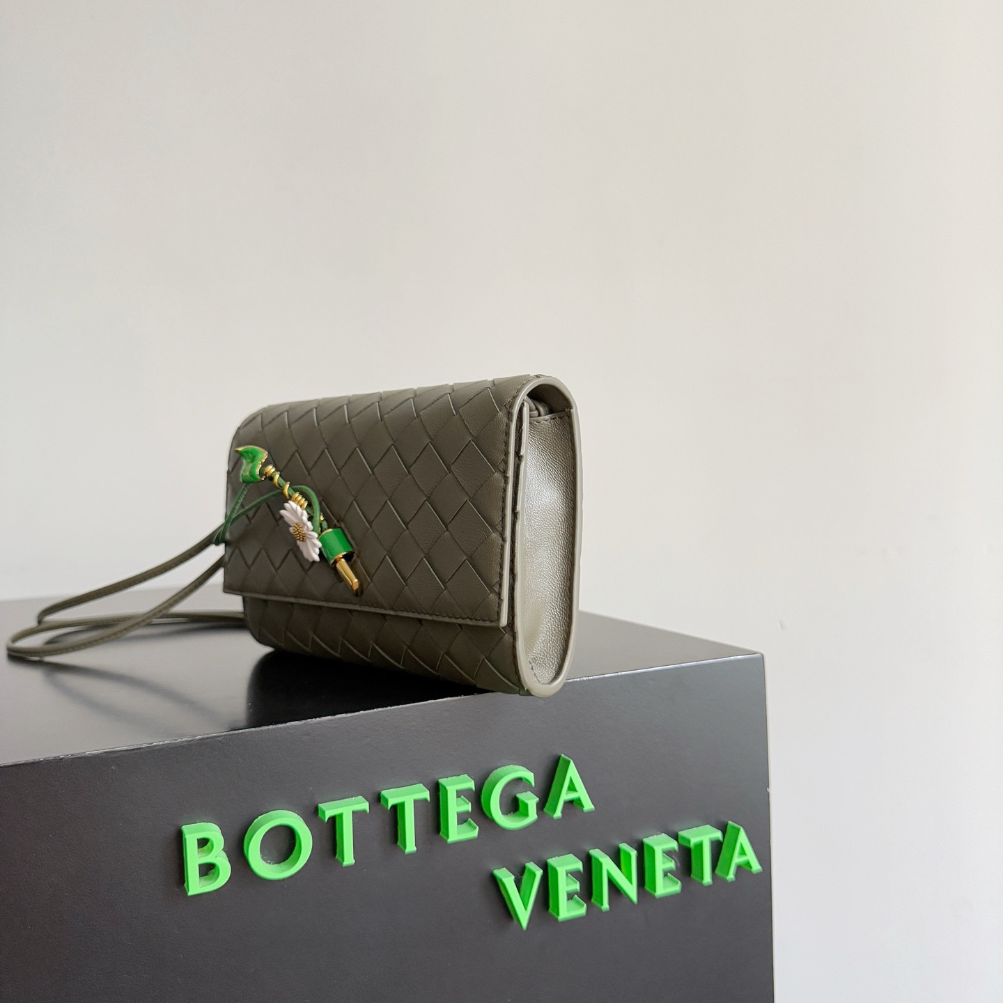 BOTTEGA VENETA 보테가베네타 안디아모 인트레치아토 레더 크로스바디 백 2