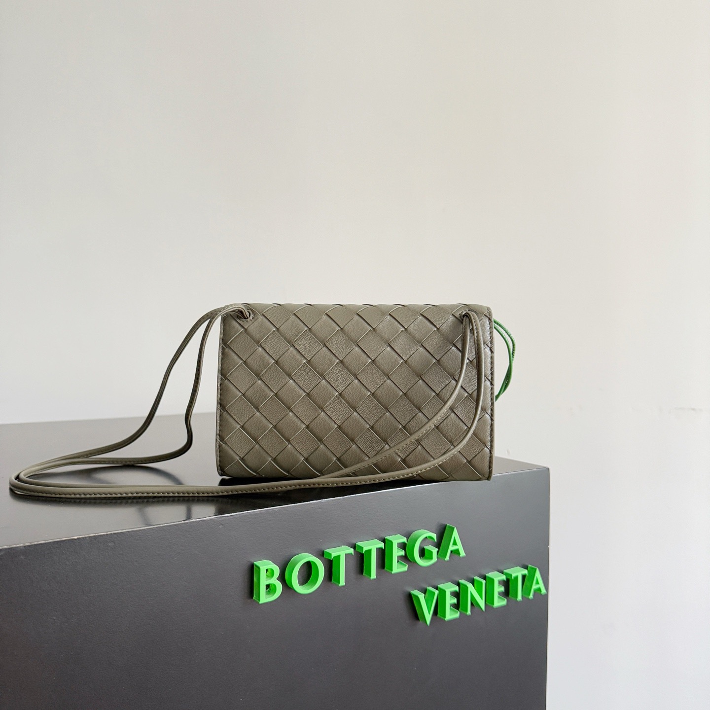 BOTTEGA VENETA 보테가베네타 안디아모 인트레치아토 레더 크로스바디 백 3