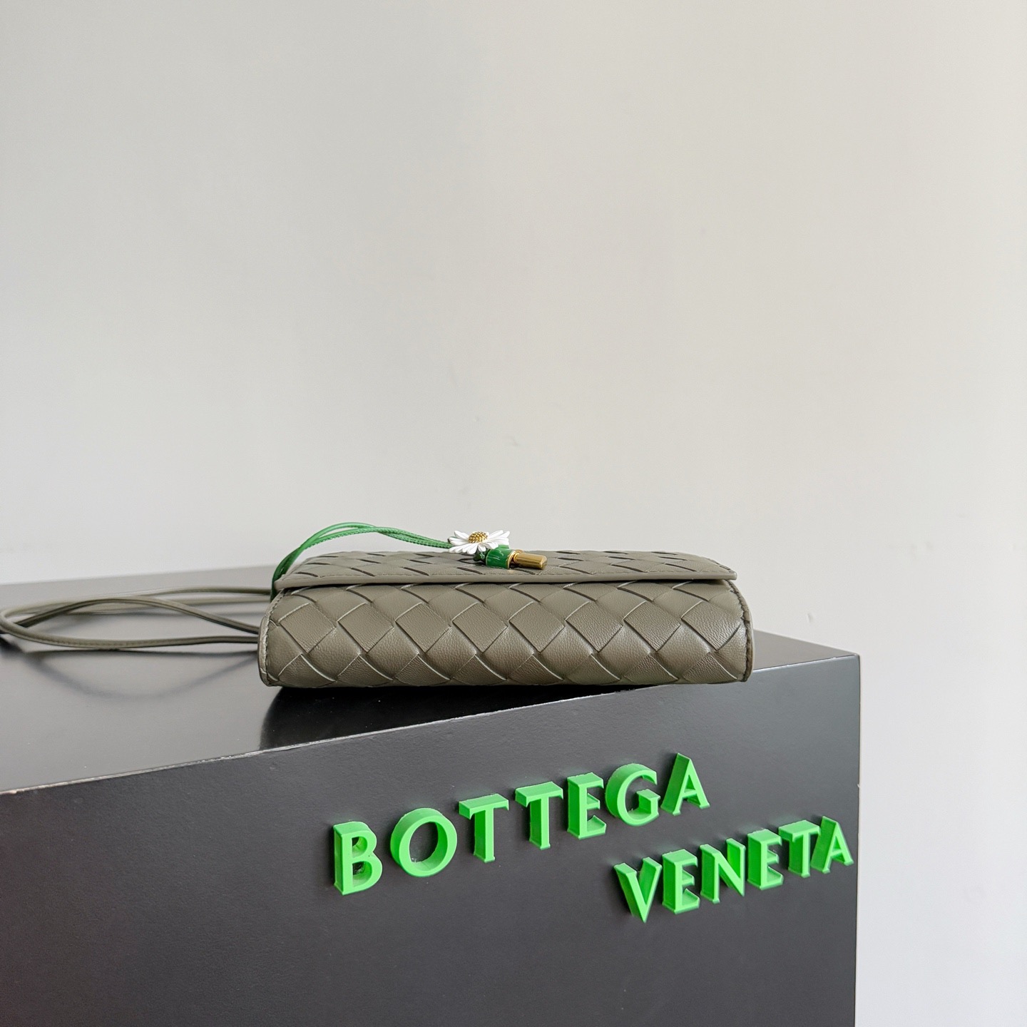 BOTTEGA VENETA 보테가베네타 안디아모 인트레치아토 레더 크로스바디 백 4