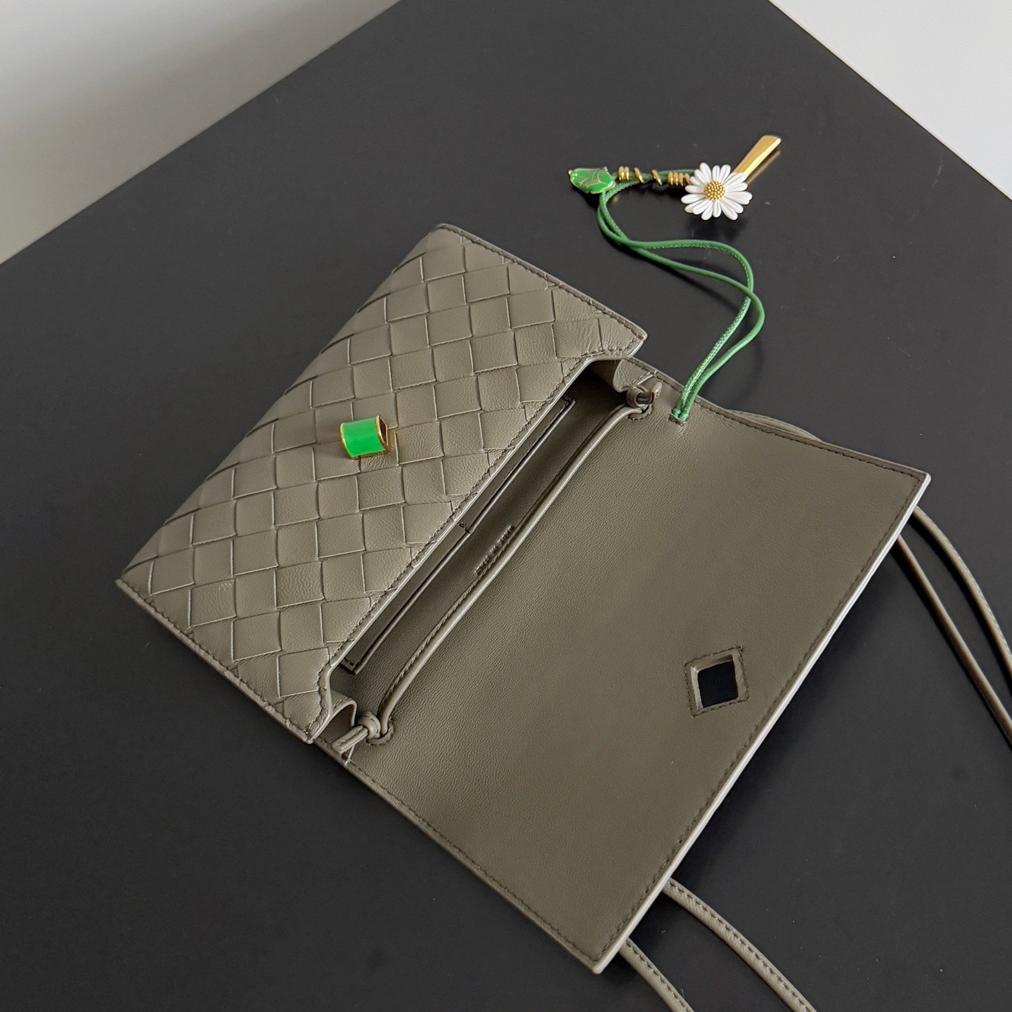 BOTTEGA VENETA 보테가베네타 안디아모 인트레치아토 레더 크로스바디 백 7