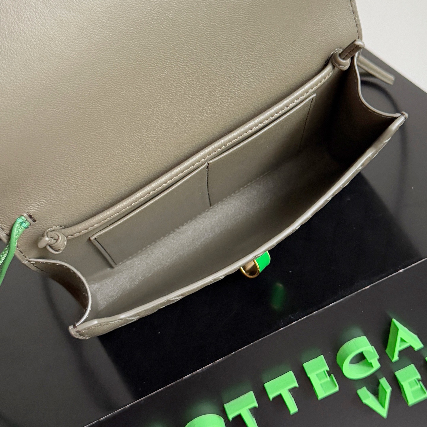 BOTTEGA VENETA 보테가베네타 안디아모 인트레치아토 레더 크로스바디 백 9