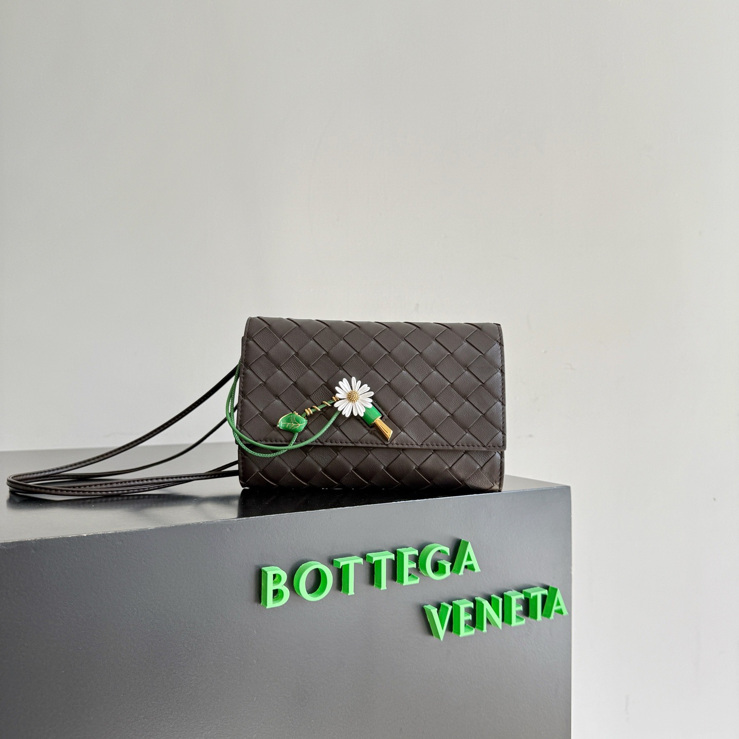 BOTTEGA VENETA 보테가베네타 안디아모 인트레치아토 플라워 참 크로스바디 백 1