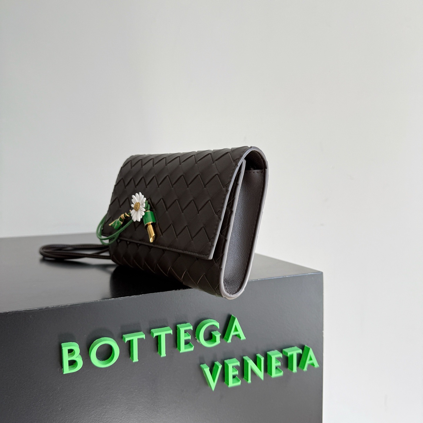 BOTTEGA VENETA 보테가베네타 안디아모 인트레치아토 플라워 참 크로스바디 백 2
